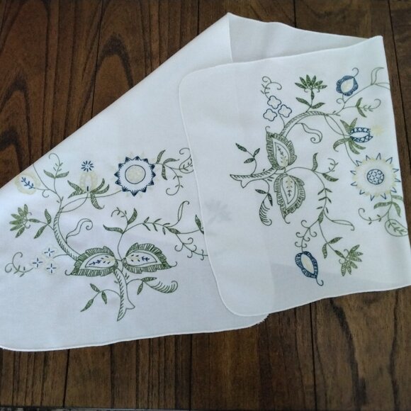 Retro Table Runner Hand Hand Embroidered White with Blue & Green Vines Pattern - Picture 1 of 6